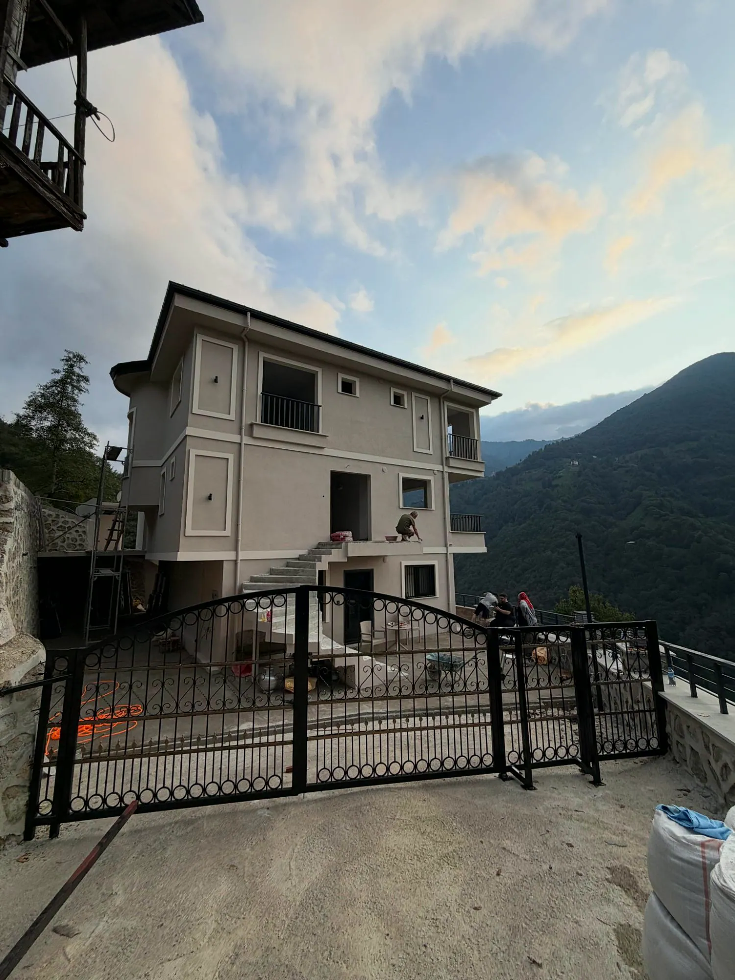 Rize’de yapılan ferforje bahçe kapısı