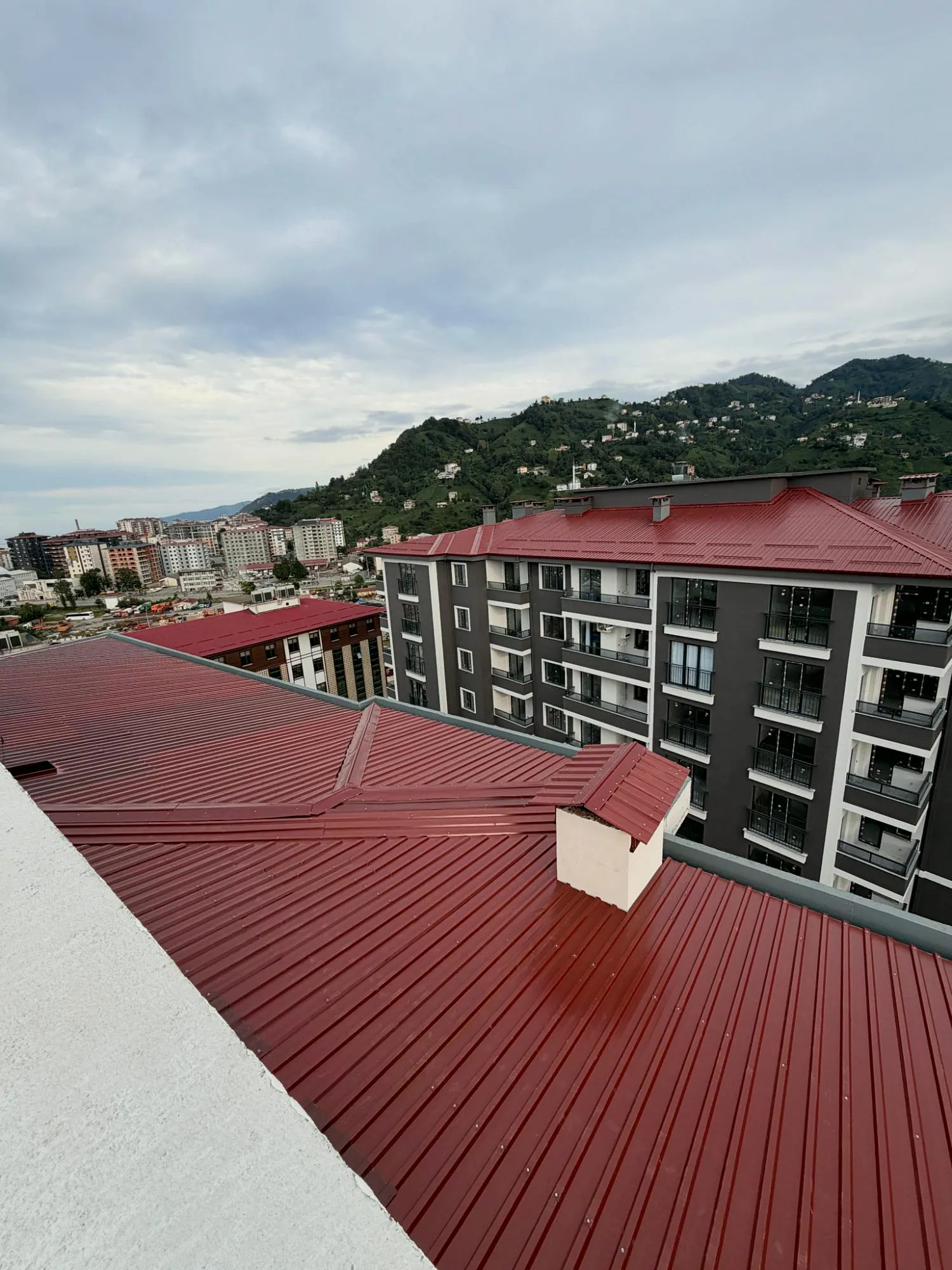Rize’de apartman üzerinde kırmızı trapez sac çatı